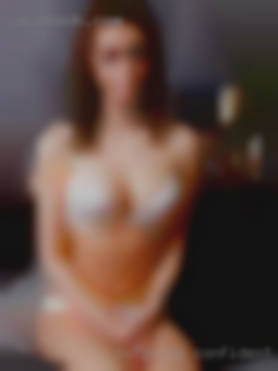 Outgoing, confident horny milfs bi gamer geek.